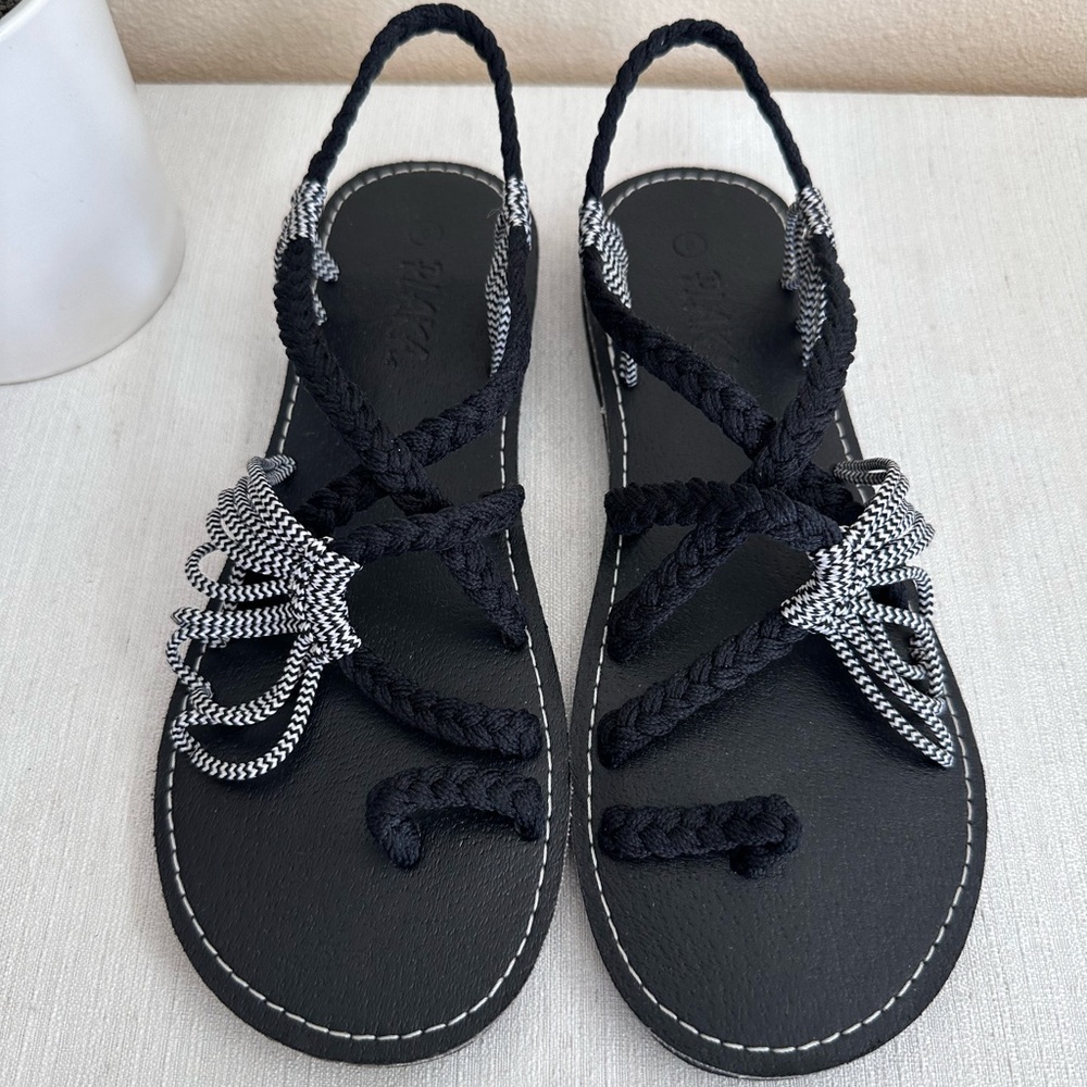 Plaka Palm Leaf Black/Gray Strap Hand Woven Sandals Women’s 9